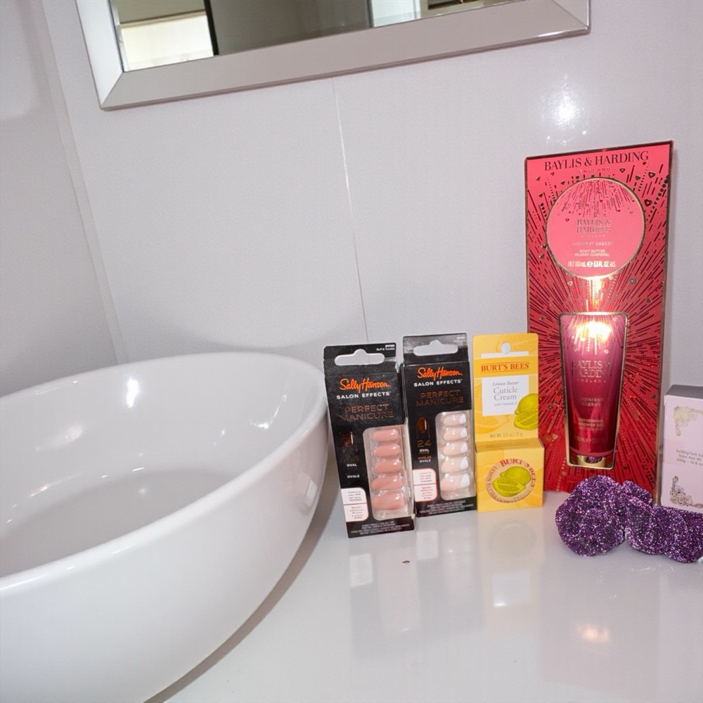 Beauty and Skincare Gift Set NWT - Picture 4 of 4